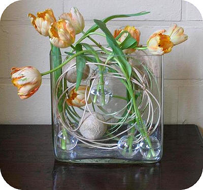 Tulpen met pietriet in een vaas